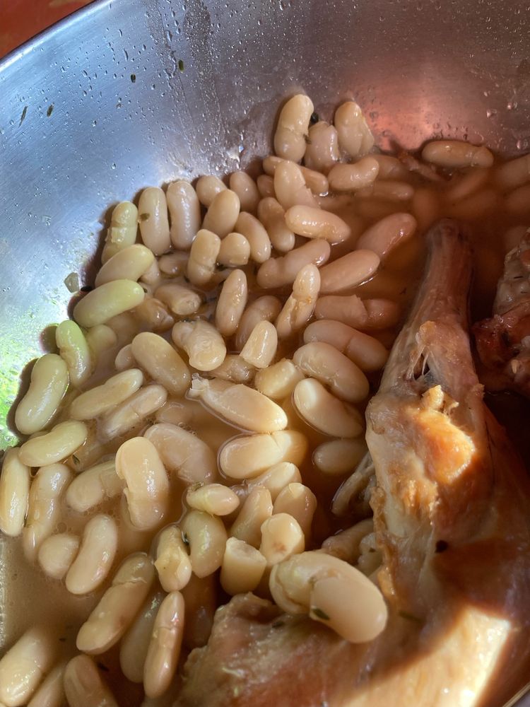 Haricots de Castelnaudary en cuisson avec confit de canard